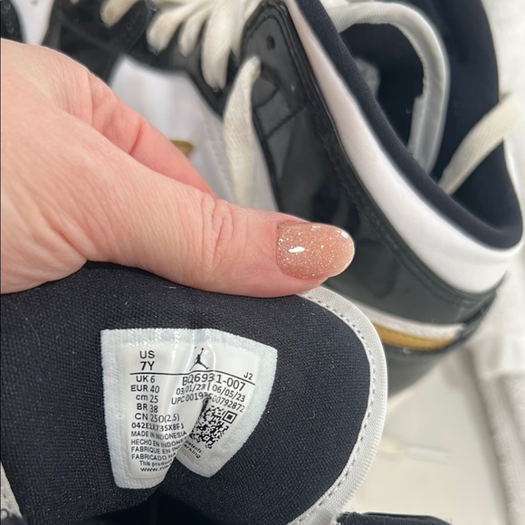 Jordan Kids Sneakers Black White Gold - Picture 2 of 3